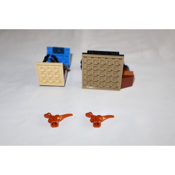 LEGO Baby Dinosaur Minifigure Jurassic World 76945 & 30390 with Stalls Enclosure - Picture 9 of 11